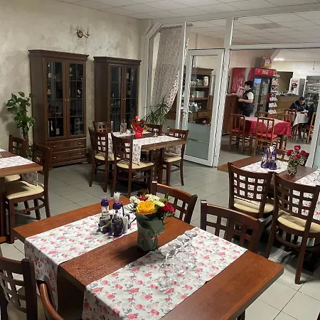 Km 80 Restaurant & Hotel *